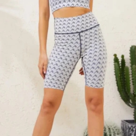 PollyPark SET of 2: Top & high waist reversible shorts in Naval Printed Small - Picture 4 of 15